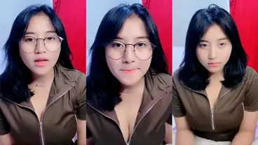 Cewek Kacamata Imut Pamer Aksi Main Sendiri Sampai Banjir